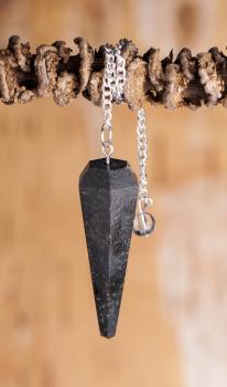 Sechskantpendel aus schwarzem Turmalin - Energetisches Werkzeug für Harmonie und Schutz